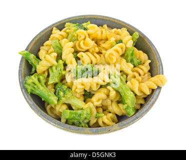 Una grande ciotola di pasta e broccoli in salsa al formaggio. Foto Stock