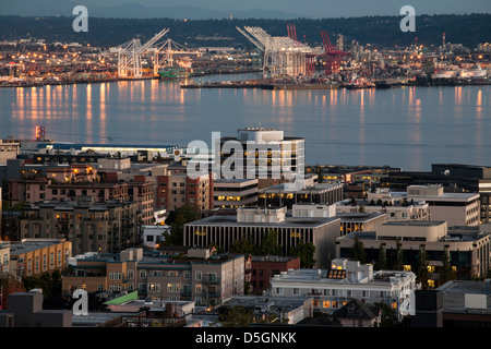 Una vista del porto di Seattle su Belltown Neighborhood. Foto Stock