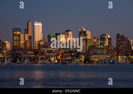 Seattle è il lago di unione con il centro in background. Foto Stock