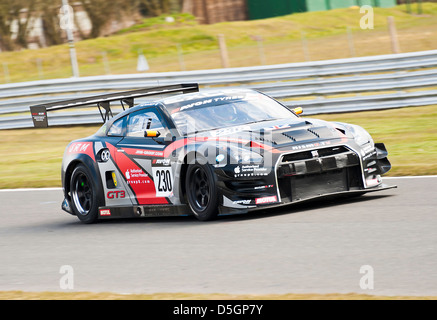 Nissan GT-R Sports Racing Car nel British GT Championship ad Oulton Park Motor Racing circuito Cheshire England Regno Unito Regno Unito Foto Stock