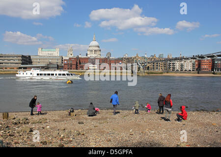 Londra, Regno Unito. Il 2 aprile 2013. Il cielo blu e un freddo vento ha salutato chi cammina sulla foreshore del Fiume Tamigi vicino al Millennium footbridge, guardando in direzione di Saint Paul, Londra. Credito: Julia Gavin / Alamy Live News Foto Stock