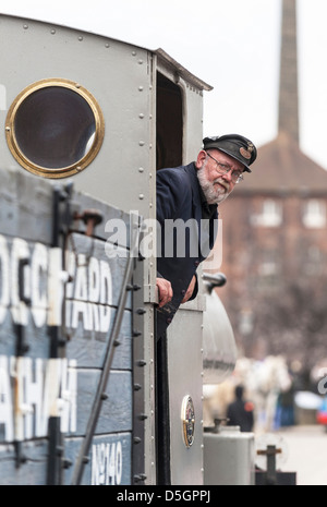 Un macchinista guardando fuori della locomotiva. Foto Stock