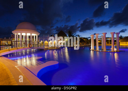 Cuba, provincia di Matanzas, Varadero, Hotel Iberostar Varadero, piscina, sera Foto Stock