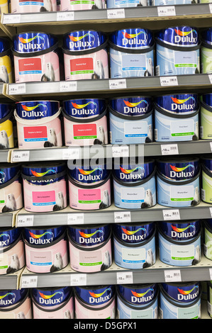Gli scaffali pieni di barattoli di vernice Dulux. Foto Stock