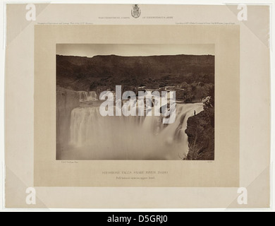 Shoshone Falls sul fiume Snake in Idaho, catturata nel 1874. Questa vista laterale completa presenta la maestosa cascata, evidenziando la sua bellezza naturale e la sua posizione significativa lungo il fiume Snake, conosciuto come il "Niagara dell'ovest". Foto Stock