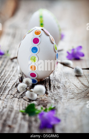 Bianco uova di Pasqua decorate con adesivi colorati Foto Stock