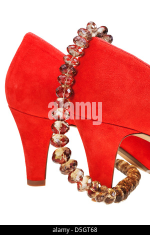 Heelpieces di rosso tacco alto pompe con collana isolati su sfondo bianco Foto Stock