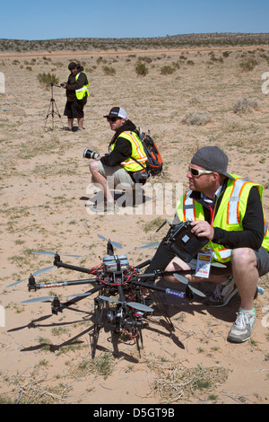 Un fotografo si prepara a lanciare un drone di fotografare la menta 400, un off-road race nel deserto di Mojave. Foto Stock