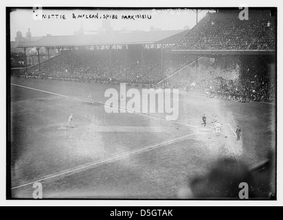 [Christy Mathewson (New York Giants) si lancia nel gioco di Larry McLean (New York Giants), che si prende nella seconda serie mondiale del 1913 allo Shibe Park Philadelphia (baseball)] (LOC) Foto Stock