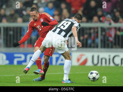 Monaco di Baviera, Germania. Il 2 aprile 2013. Monaco di Baviera Franck Ribery (L) e Torino Leonardo Bonucci si contendono la palla durante la UEFA Champions League quarti di finale prima gamba partita di calcio tra FC Bayern Monaco e Juventus Torino a München Arena di Monaco di Baviera, Germania, 02 aprile 2013. Foto: Andreas Gebert/dpa/Alamy Live News +++(c) dpa/Alamy Live News- Bildfunk+++ Foto Stock