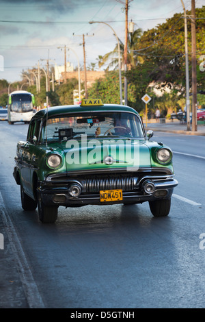 Cuba, provincia di Matanzas, Varadero, anni cinquanta-ser US-realizzato Pontiac automobili Foto Stock