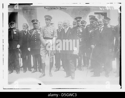 Questa fotografia mostra il presidente francese Raymond Poincaré con il re Alfonso XIII di Spagna, durante il loro incontro in Spagna. Riflette le relazioni diplomatiche tra Francia e Spagna durante l'inizio del XX secolo. Foto Stock