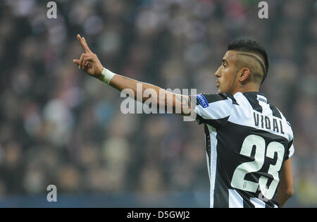 Monaco di Baviera, Germania. Il 2 aprile 2013. Juvventus' Arturo Vidal gesti durante la UEFA Champions League quarti di finale prima gamba partita di calcio tra FC Bayern Monaco e Juventus Torino a München Arena di Monaco di Baviera, Germania, 02 aprile 2013. Foto: Andreas Gebert/dpa/Alamy Live News +++(c) dpa/Alamy Live News- Bildfunk+++ Foto Stock