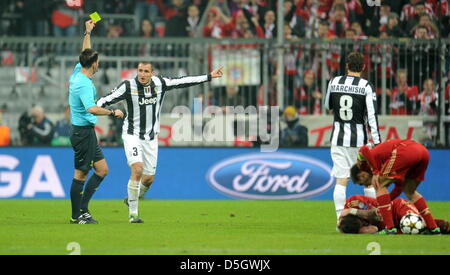 Monaco di Baviera, Germania. Il 2 aprile 2013. Arbitro inglese Mark Clattenburg (L) mostra il cartellino giallo a Juventus' Giorgio Chiellini (2-L) durante la UEFA Champions League quarti di finale prima gamba partita di calcio tra FC Bayern Monaco e Juventus Torino a München Arena di Monaco di Baviera, Germania, 02 aprile 2013. Foto: Tobias Hase/dpa/Alamy Live News +++(c) dpa/Alamy Live News- Bildfunk+++ Foto Stock