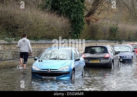 Auto parcheggiate in allagato suburban Road Londra Foto Stock