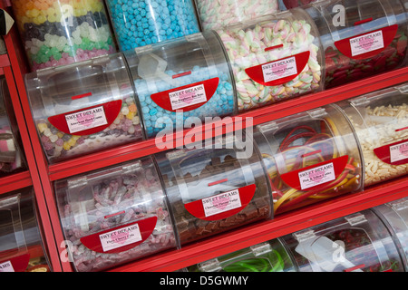 Shop counter display con vasi e vassoi di Pick & Mix dolci Foto Stock