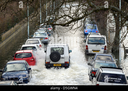 Auto parcheggiate in allagato suburban Road Londra Foto Stock