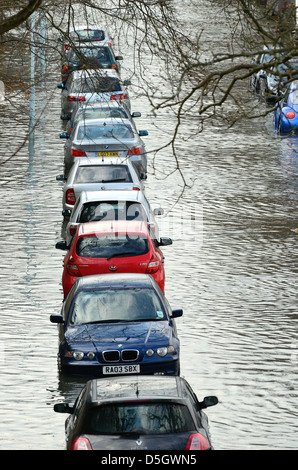 Auto parcheggiate in allagato suburban Road Londra Foto Stock