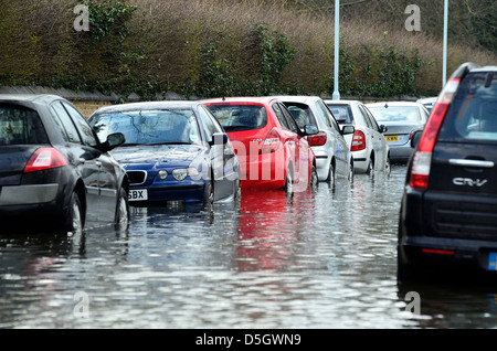 Auto parcheggiate in allagato suburban Road Londra Foto Stock