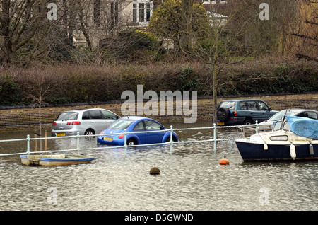 Auto parcheggiate in allagato suburban Road Londra Foto Stock