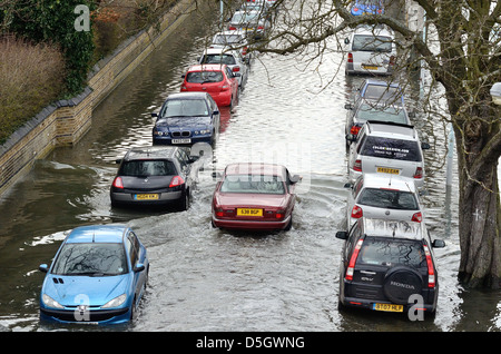 Auto parcheggiate in allagato suburban Road Londra Foto Stock