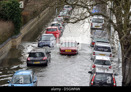 Auto parcheggiate in allagato suburban Road Londra Foto Stock