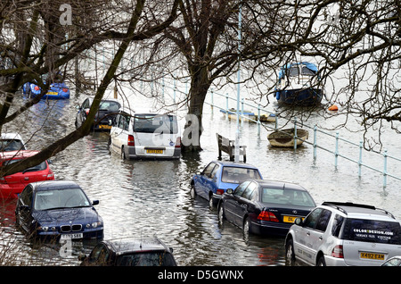 Auto parcheggiate in allagato suburban Road Londra Foto Stock