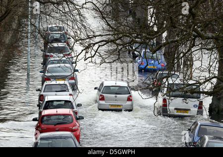 Auto parcheggiate in allagato suburban Road Londra Foto Stock