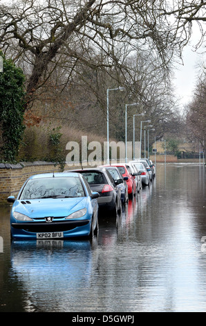 Auto parcheggiate in allagato suburban Road Londra Foto Stock