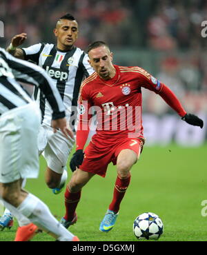 Monaco di Baviera, Germania. Il 2 aprile 2013. Monaco di Baviera Franck Ribéry (r) e Torino Arturo Vidal si contendono la palla durante la UEFA Champions League quarti di finale prima gamba partita di calcio tra FC Bayern Monaco e Juventus Torino a München Arena di Monaco di Baviera, Germania, 02 aprile 2013. Foto: Tobias Hase/dpa Foto Stock