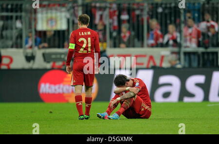 Monaco di Baviera, Germania. Il 2 aprile 2013. Monaco di Baviera Philipp Lahm e Mario Mandzukic (R) reagiscono durante la UEFA Champions League quarti di finale prima gamba partita di calcio tra FC Bayern Monaco e Juventus Torino a München Arena di Monaco di Baviera, Germania, 02 aprile 2013. Foto: Tobias Hase/dpa Foto Stock