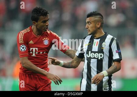 Monaco di Baviera, Germania. Il 2 aprile 2013. Monaco di Baviera Luiz Gustavo (L) sostiene con la Juventus' Arturo Vidal durante la UEFA Champions League quarti di finale prima gamba partita di calcio tra FC Bayern Monaco e Juventus Torino a München Arena di Monaco di Baviera, Germania, 02 aprile 2013. Foto: Andreas Gebert/dpa/Alamy Live News +++(c) dpa/Alamy Live News- Bildfunk+++ Foto Stock