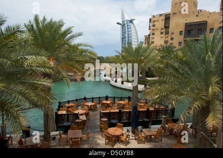 Burj Al Arab Hotel visto dalla Madinat Jumeirah Hotel, Dubai, Emirati Arabi Uniti. Foto Stock