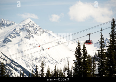 Il Whistler picco picco 2 gondola costeggia una coperta di neve montagna. Whistler BC, Canada Foto Stock