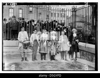 Una foto degli anni '1920 dei bambini che partecipano a un evento festivo al Gaynor Park, con alcuni vestiti in stile coloniale. L'immagine cattura un momento da una celebrazione della comunità. Foto Stock