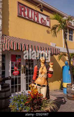 British West Indies, Isole Cayman, Grand Cayman, Tortuga Rum Co., statua del pirata Foto Stock