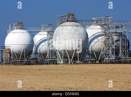 White arrotondato i serbatoi di olio e il settore agricolo Foto Stock