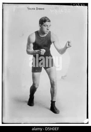 Un ritratto di un giovane pugile di nome Brown, scattato il 18 febbraio 1914, che mostra la scena di pugilato dei primi anni del XX secolo a New York. Foto Stock