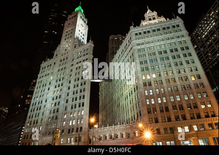 Wrigley Building a Chicago, Stati Uniti d'America di notte Foto Stock