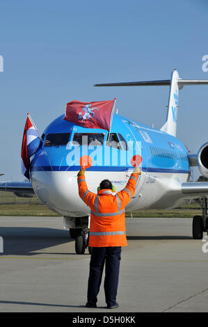 Manston, Kent, Regno Unito. Il 2 aprile 2013. Il giorno del lancio a Manston, Kent del nuovo servizio di KLM tra il VI e il mozzo principale aeroporto di Schiphol in Olanda. Il Fokker 70 velivoli saranno utilizzati su due volte voli giornalieri. KLM e Manston funzionari erano lì per il giorno del lancio. 2 Aprile, 2013 foto da : DORSET MEDIA SERVICE/Alamy Live News Foto Stock