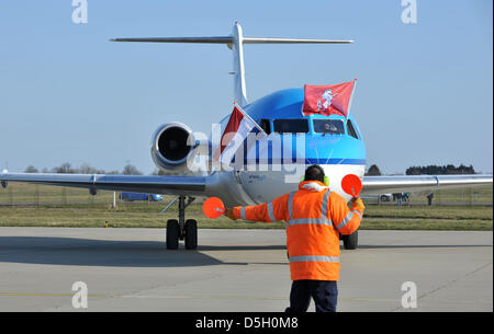 Manston, Kent, Regno Unito. Il 2 aprile 2013. Il giorno del lancio a Manston, Kent del nuovo servizio di KLM tra il VI e il mozzo principale aeroporto di Schiphol in Olanda. Il Fokker 70 velivoli saranno utilizzati su due volte voli giornalieri. KLM e Manston funzionari erano lì per il giorno del lancio. 2 Aprile, 2013 foto da : DORSET MEDIA SERVICE/Alamy Live News Foto Stock