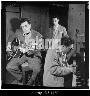 [Ritratto di Bill (Buddy) De Arango, Terry Gibbs e Harry Biss, tre Deuces, New York, N.Y., ca. Giugno 1947] (LOC) Foto Stock