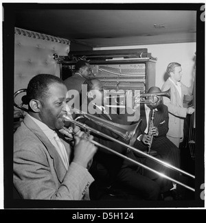 [Ritratto di Wilbur de Paris, Sammy Prezzo, Sidney de Paris, Eddie (Emmanuel) Barefield e Charlie Traeger, Jimmy Ryan (Club), New York, N.Y., ca. Luglio 1947] (LOC) Foto Stock