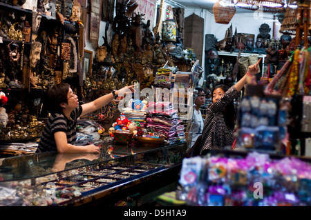 Negozio di artigianato, main bazaar, kuching, sarawak, Malaysia Foto Stock