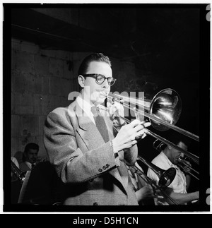 Questo ritratto raffigura Kai Winding, un rinomato trombonista jazz, scattato intorno al gennaio 1947 a New York. Winding fu influente nella scena jazz del dopoguerra, noto per i suoi assoli di trombone e per il suo lavoro nelle grandi band. Foto Stock