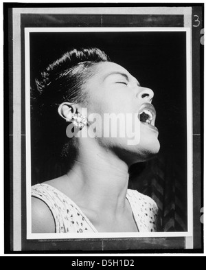 Billie Holiday, un'iconica cantante jazz conosciuta come Lady Day, viene catturata in questo ritratto del 1947 a New York. L'immagine mostra la sua influenza sulla musica jazz e blues negli anni del dopoguerra. Foto Stock