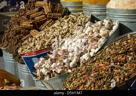 Aglio, zenzero e cannella per la vendita nel mercato delle spezie dei souk, Marrakech, Marocco Foto Stock