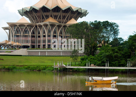 Nuovo edificio del parlamento sul lato nord del fiume Sarawak e tambang, kuching, sarawak, Malaysia Foto Stock