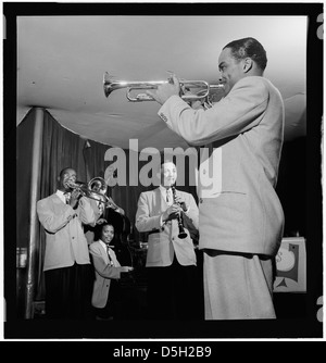 [Ritratto di Ted Kelly, Kenny Kersey, Benny Fonville, (Scoville) Toby Browne, e Buck Clayton, Café Society (Downtown), New York, N.Y., ca. Giugno 1947] (LOC) Foto Stock