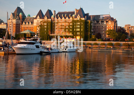 America del nord, Canada, British Columbia, Victoria, Empress Hotel dalla barca Porto. Foto Stock